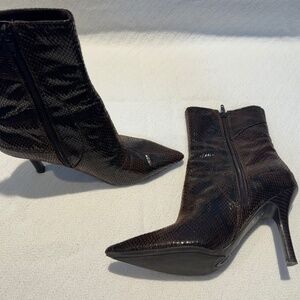 NINE WEST ANKLE BOOTS ZIPPER BROWN FAUX SNAKE LEATHER HEELS STYLE AND SEXY 8.5
